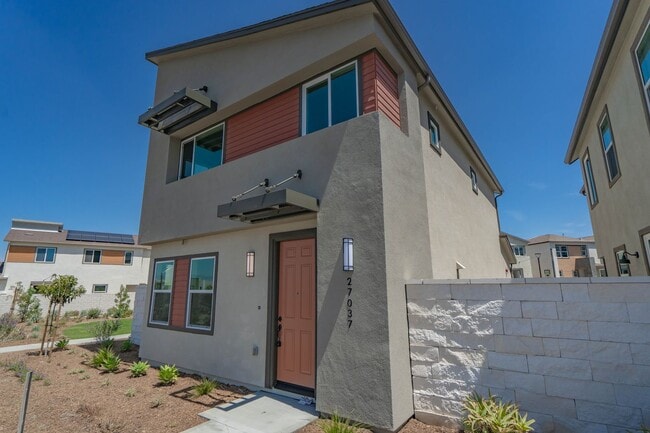 Building Photo - Five Points 3 Bedroom Home in Valencia!