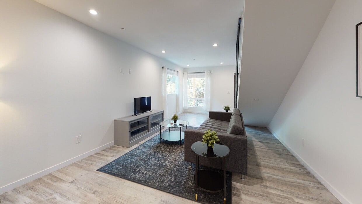3D Tour - Private bedroom in 5 bed/7 bath Home Unit E