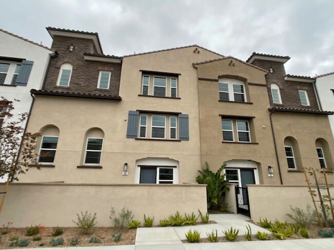 Building Photo - Camarillo 3 Bed 4 Bathroom Never Lived In Condo
