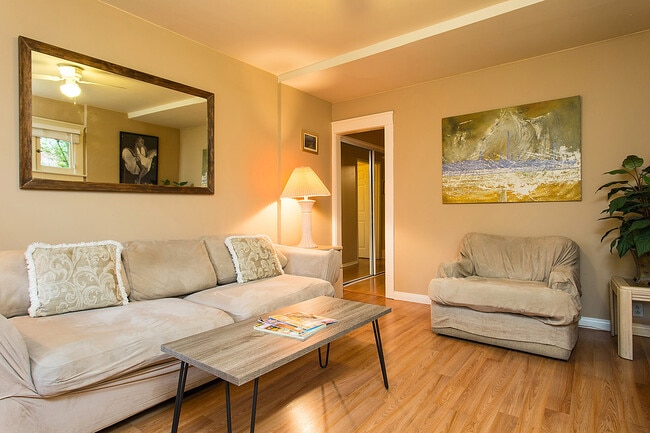 Building Photo - 1762 Vista Del Mar Ave Unit 1762 Rental