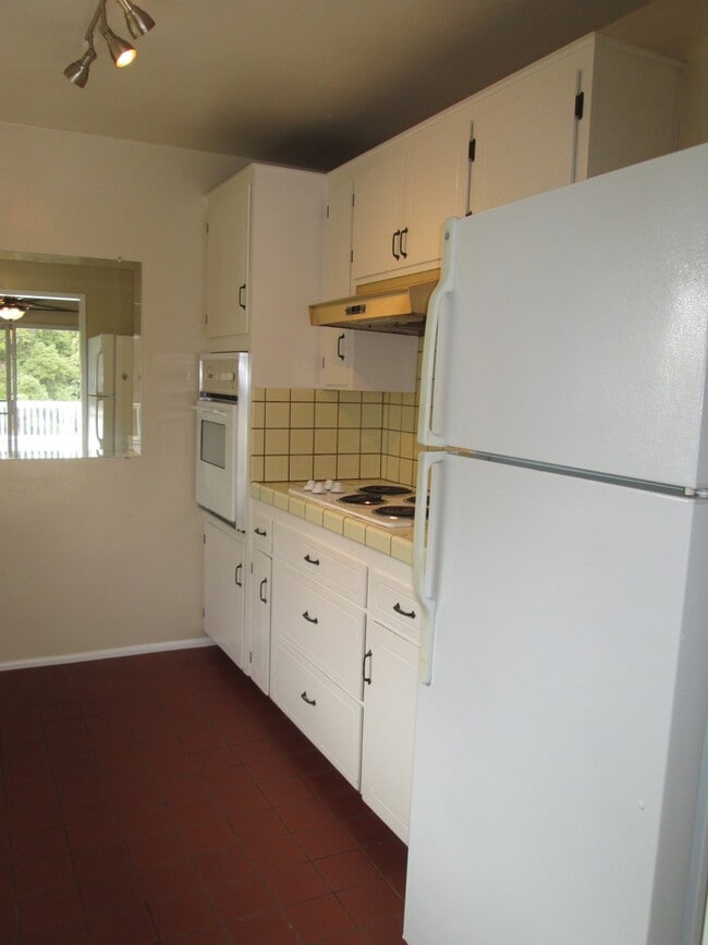 Photo - 2BD/1BA Upper Unit in Cardiff