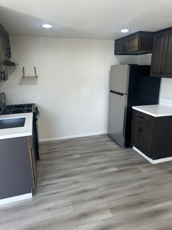 Photo - 931 E 6th St