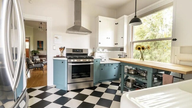 Photo - 1608 Bath St