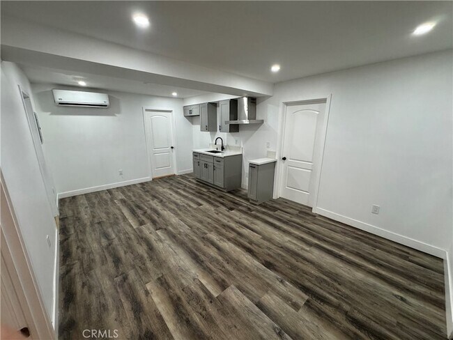 Photo - 2566 Broadway