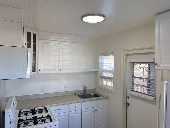 Photo - 582-582-582-582 McIntosh St Unit 582