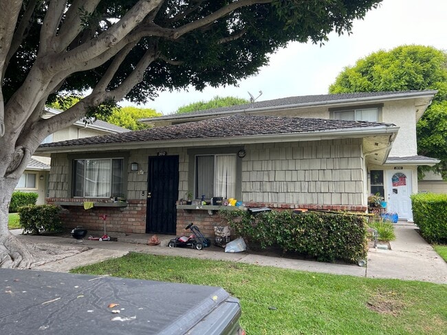 Charming Two Bedroom Manor Condo - Charming Two Bedroom Manor Condo