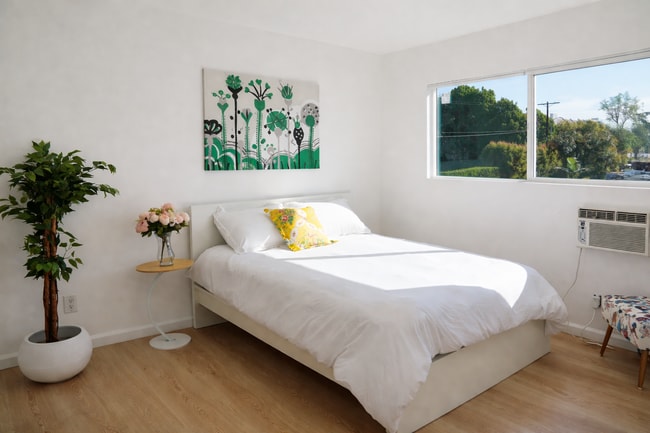 New Linens, New Mattresses, and Through Wall Air Conditioning in Each Bedroom - 5860 Hazeltine Ave Unit 10A