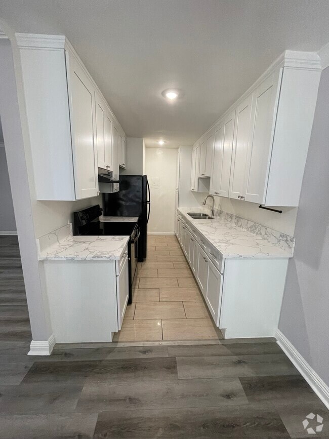 Building Photo - 345 S Manhattan Pl Rental