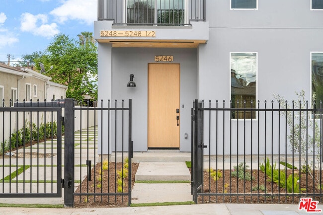 Photo - 5246 Auckland Ave