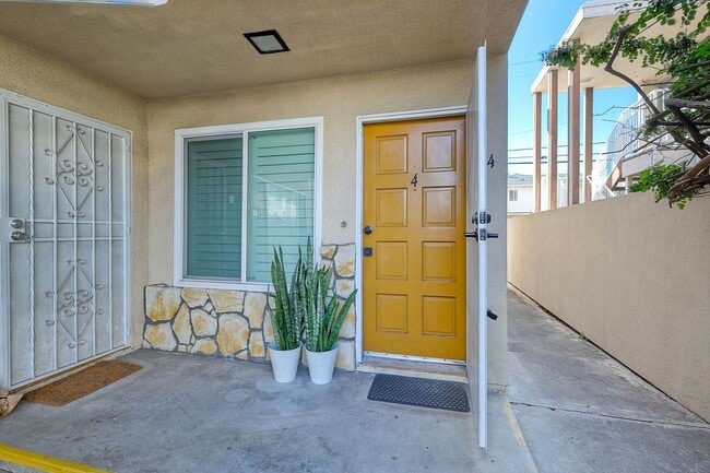 Building Photo - Updated 2-bedroom 2-bath condo in North Park!