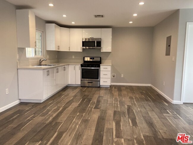 Photo - 8448 Fenwick St