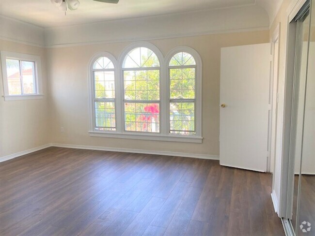 Building Photo - *MOVE IN SPECIAL* Spacious 6-Bedroom Home ... Unit #3