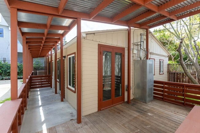 Building Photo - 1 bed, 1 bath - South Mission Hills neighborhood