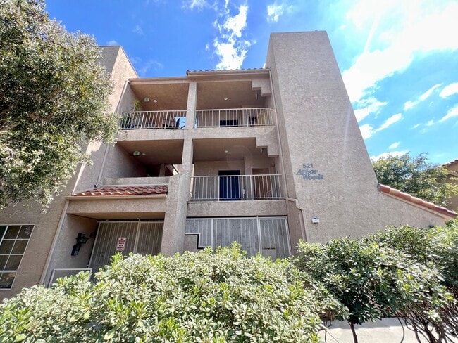 Building Photo - Beautiful Updated 2 Bed 2.5 Bath Condo in ... Unit 104