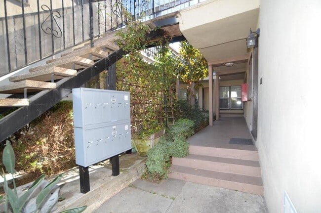 Building Photo - Adams apartments...Newly Remodeled 2 Bedroom Apartment! CALL NOW! Unit 4128 #1