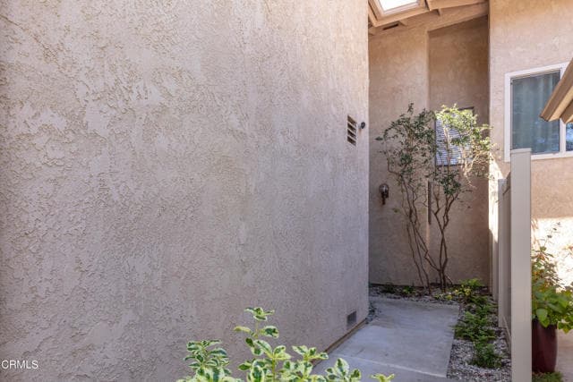 Photo - 985 Hawthorne Ln