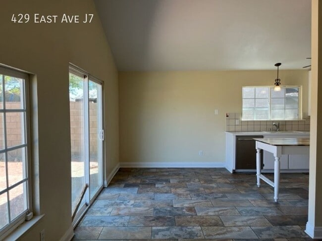 Photo - 429 E Avenue J7