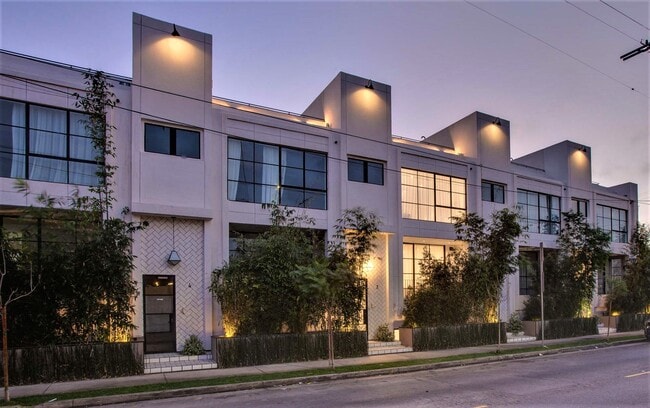 Building Photo - 1252 N Las Palmas Ave Unit 1258