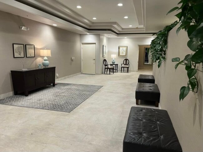 Building Photo - 1817 Selby Ave Unit #203