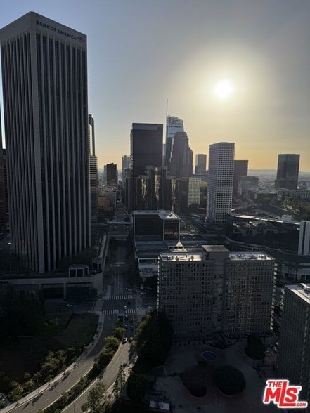 Photo - 800 W 1st St