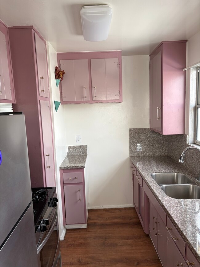 Building Photo - 5323 Hermitage Ave Unit 6