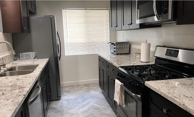 Building Photo - 807 N Alfred St.