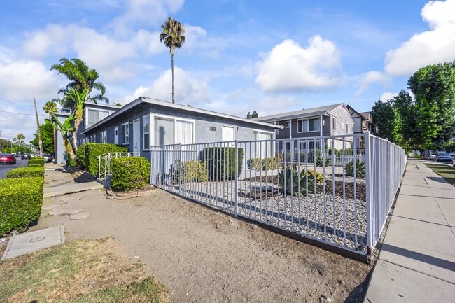 Building Photo - 4388 Ventura Canyon Ave Unit 2 Rental
