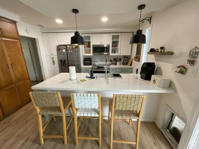 Building Photo - Beautiful single story 3 bedroom w/2 parki... Rental