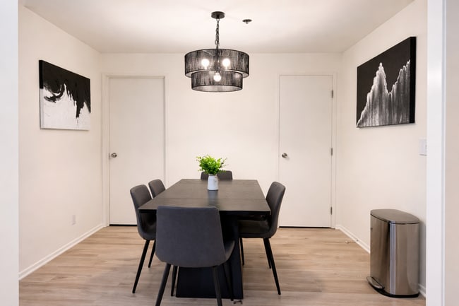 Building Photo - 10600 Wilshire Blvd Unit Twin Room 1 - B