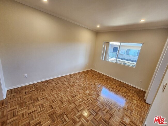 Photo - 6342 Morse Ave Unit 309