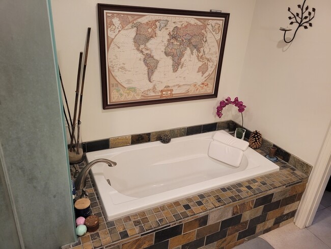Deep Soak Tub - 11946 Dorothy St Unit 10