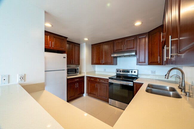 Kitchen - 2160 Century Park E Unit 1002