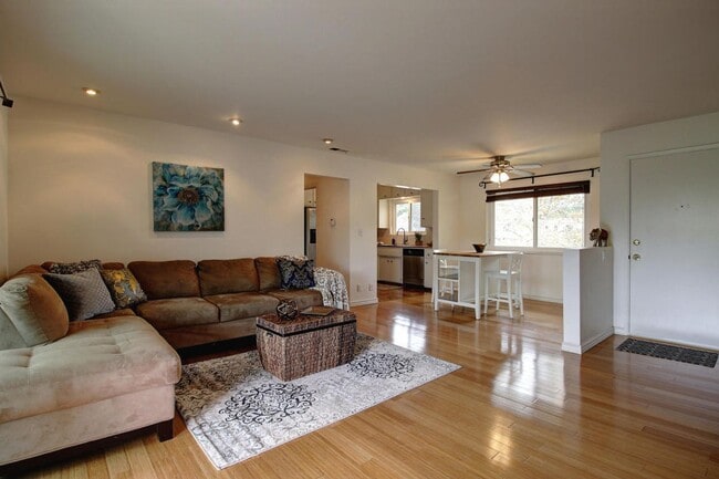 Building Photo - 2 Bed / 2 Bath Condo Uptown Santa Barbara - Hardwood floors + Private laundry!