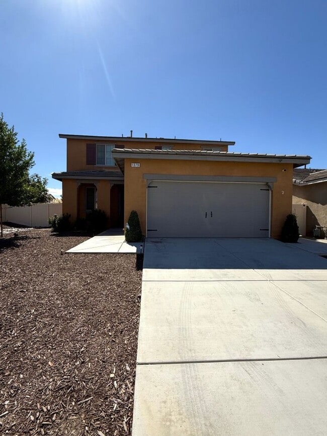 Building Photo - Beautiful 2 Story 4 Bedroom 3 Bathroom hom...