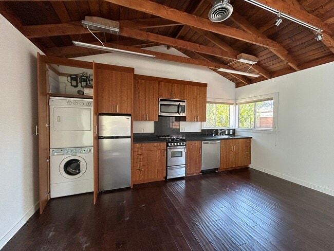 Photo - Spacious One Bedroom + Den Backhouse! In Unit Laundry! Prime Location!