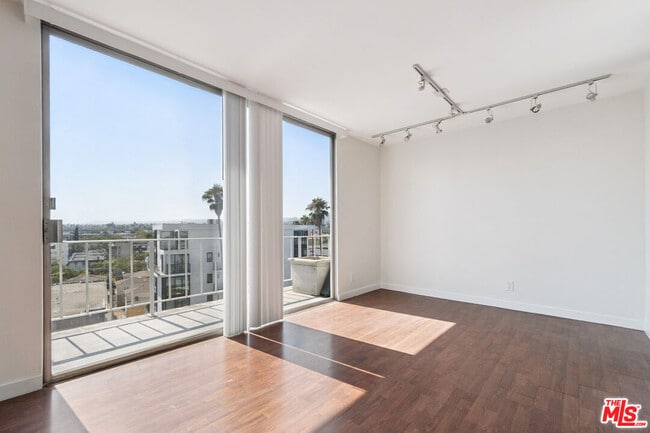 Photo - 100 S Doheny Dr Condo Unit 722