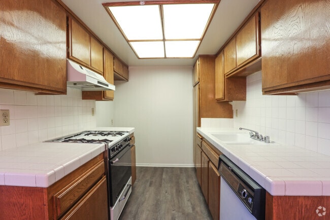 1BR, 1BA-692 SF - Baywood Apartments