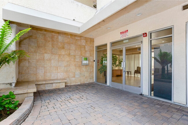 Photo - 5325 Newcastle Ave Unit 322