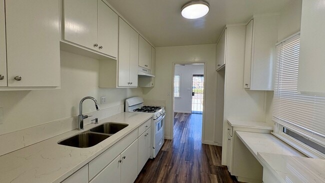 Building Photo - 14902 S Inglewood Ave Unit Detached home