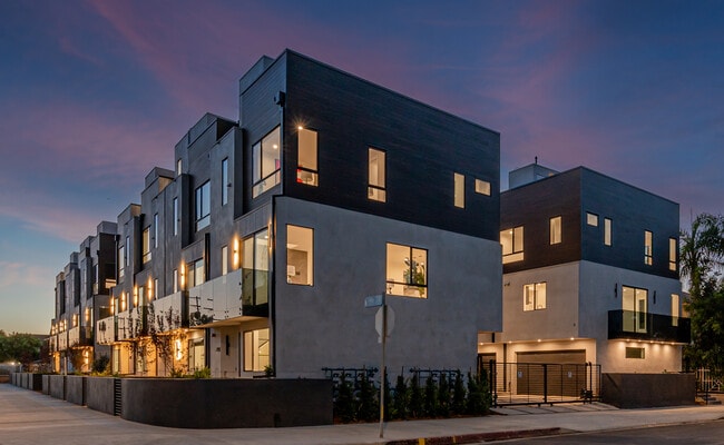 Building Photo - 18301 Collins St Unit 18315 C