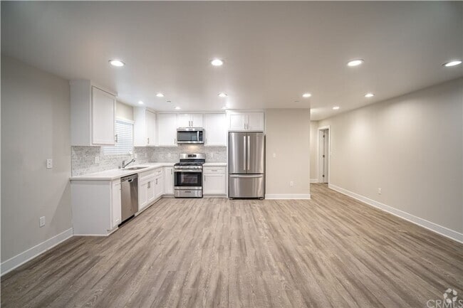 Building Photo - SPACIOUS and nicely updated 3bd/2ba near U... Unit 1560 Rental