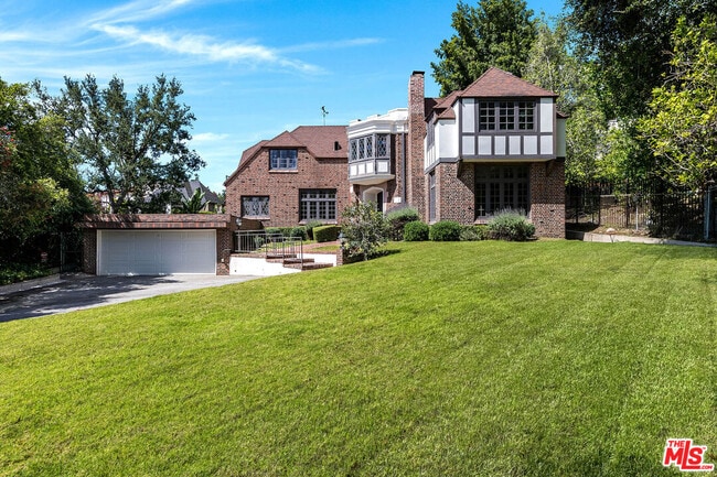 Building Photo - 2441 Glendower Ave