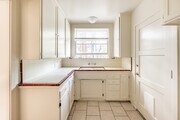 1BR, 1BA - 700SF - Kitchen - Park Manor