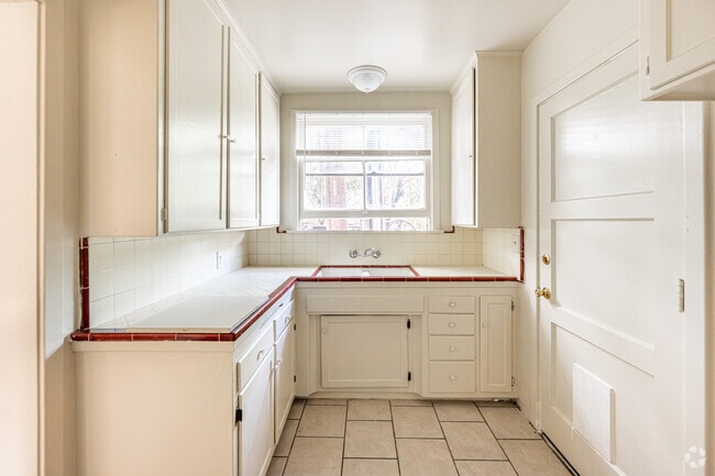 1BR, 1BA - 700SF - Kitchen - Park Manor