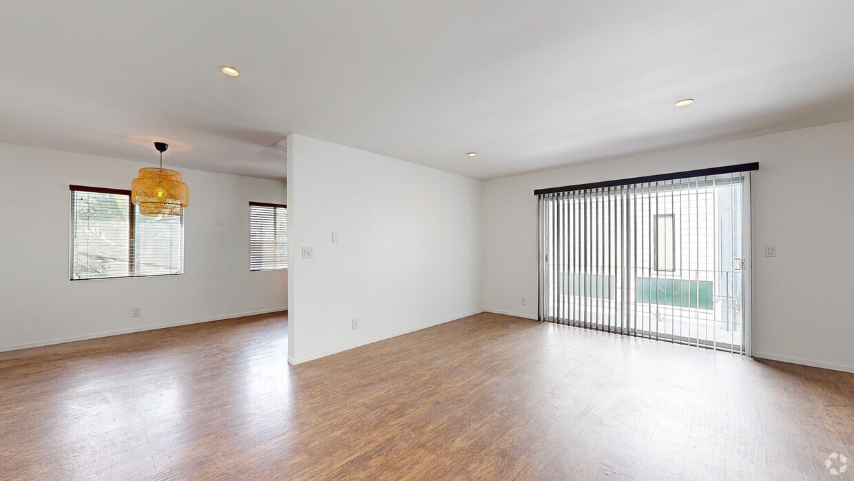 3D Tour - 633 N Hayworth Ave