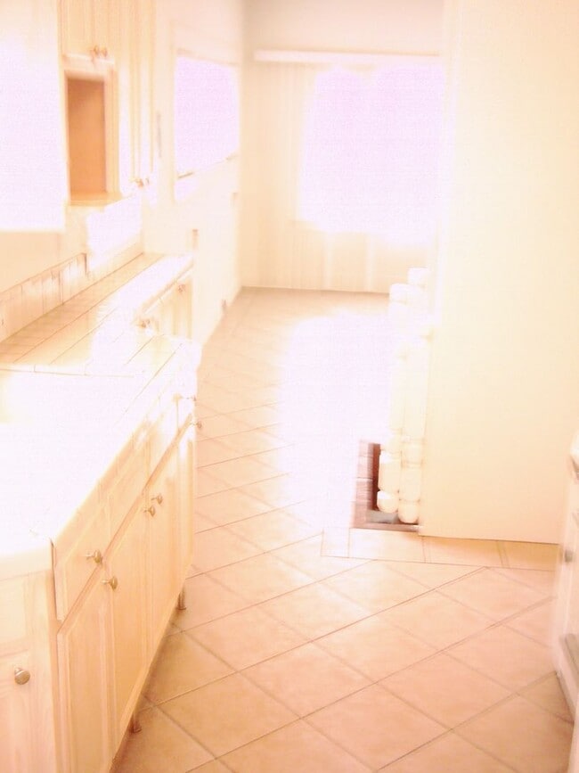 Building Photo - 1154 Cedar Ave Unit D