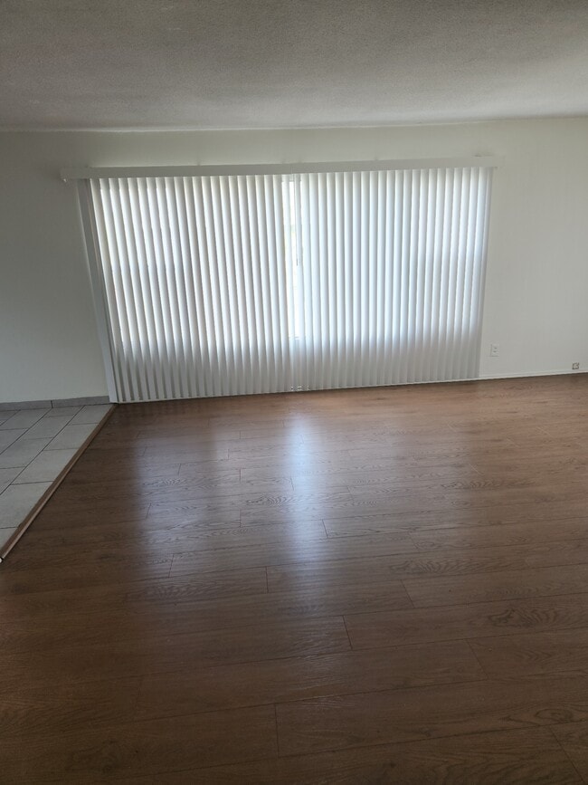 Photo - 4888 Pinafore St