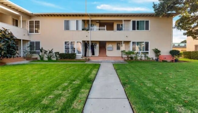 Building Photo - Lovely 2 Bedroom & 1 Bathroom