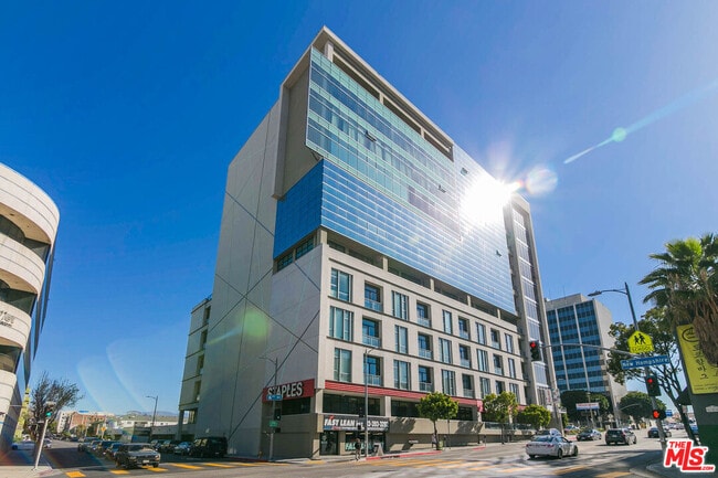 Building Photo - 3223 W 6th St Unit 807