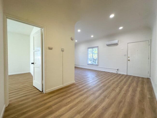 Photo - 810 E Chevy Chase Dr